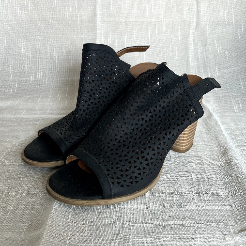 Universal Thread Black Cutout Natural Heels